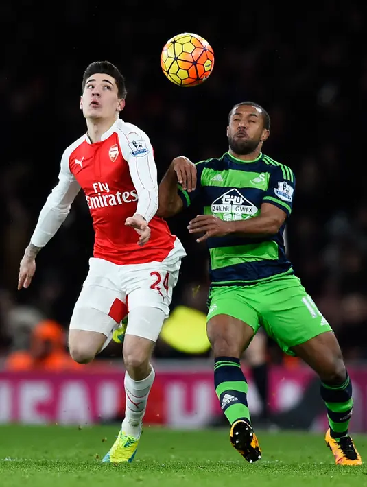 Bek Arsenal, Hector Bellerin (kiri) berebut bola dengan gelandang Swansea City, Wayne Routledge pada lanjutan liga Inggris di Stadion Emirates (2/3). Swansea menang atas Arsenal dengan skor 2-1. (Reuters/Dylan Martinez)