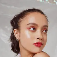 Slicked! Lip Glass varian Rosee dengan nuansa mauvy pink yang menyegarkan.