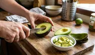 Cara Mengupas Alpukat agar Dagingnya Tidak Menempel di Kulit, Dapatkan Nutrisi Optimal