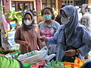 Warga mengantre untuk membeli sembako murah di Bazar Sembako Murah di Kecamatan Ciledug, Kota Tangerang, Senin (12/9/2022). Bazar sembako murah untuk masyarakat umum tersebut di gelar untuk menyiasati kenaikan harga BBM. (Liputan6.com/Angga Yuniar)