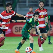 Francisco Rivera saat laga Persebaya Surabaya vs Madura United di Stadion GBT, Surabaya, Jumat (17-4-2026). (Bola.com/M. Iqbal Ichsan)
