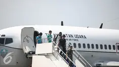 Empat WNI yang sempat disandera kelompok Abu Sayyaf tiba di Lanud Halim Perdanakusuma, Jakarta, Jumat (13/5). Keempat WNI merupakan ABK dari Kapal Tunda TB Henry dan Kapal Tongkang Cristi. (Liputan6.com/Faizal Fanani)