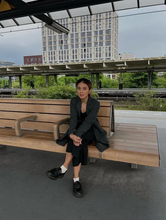 Gaya berbusana Rahmania Astrini juga banyak dipuji. Ia sering tampil kece dengan outfit serba hitam. Seperti terlihat dari foto ini, Rahmania terlihat mengenakan atasan dan bawahan berwarna hitam, ditumpuknya dengan wool blazer berwarna abu-abu gelap. Foto: Instagram.