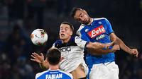 Pemain Atalanta Mario Pasalic melompat saat berebut bola dengan bek Napoli Nikola Maksimovic dalam laga pekan kesepuluh Liga Italia di Stadion San Paolo, Naples, Rabu (30/10/2019). Napoli dipaksa bermain imbang 2-2 oleh Atalanta. (Ciro Fusco/ANSA via AP)