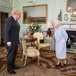 Ratu Elizabeth II menyapa Perdana Menteri Inggris Boris Johnson selama audiensi di Istana Buckingham di London pusat pada 23 Juni 2021. (Dominic Lipinski / POOL / AFP)