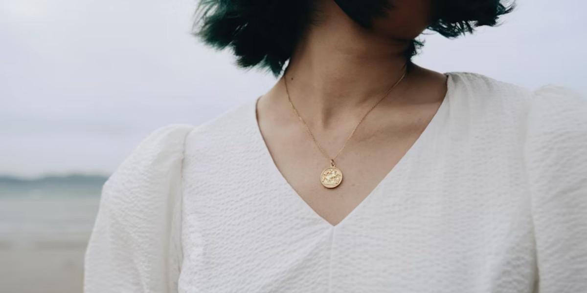 Kalung Emas Tipis atau Tebal? Ini Trik Sesuaikan dengan Bentuk Leher dan Outfit