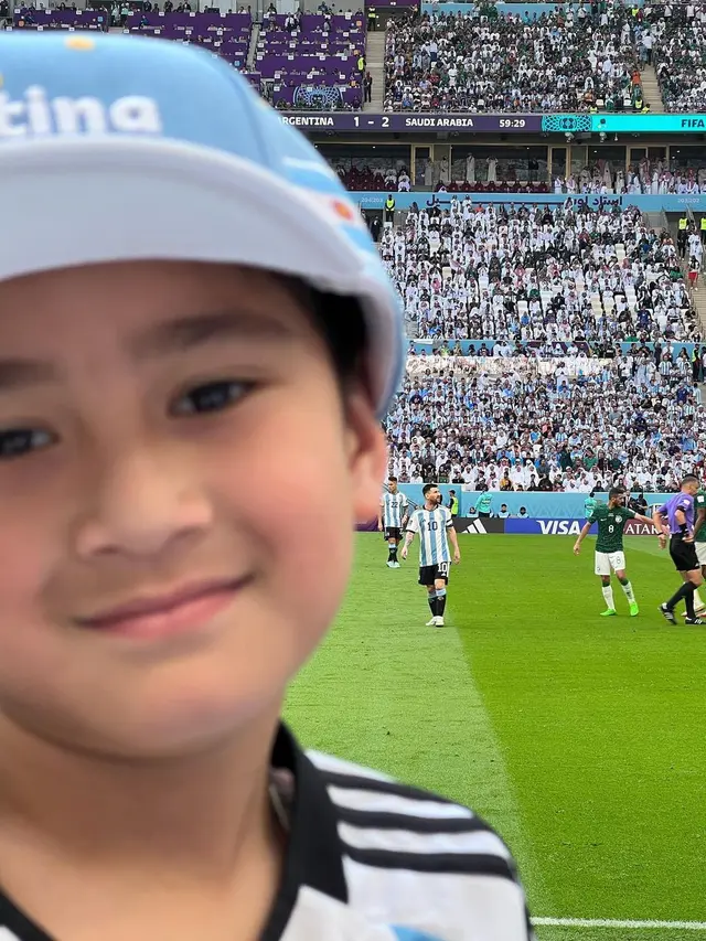 Rafathar nonton Piala Dunia 2022 Qatar laga Arab Saudi vs Argentina (Foto: Instagram @raffinagita1717)