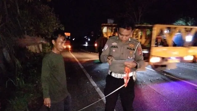 Bonceng Tiga di Malam Hari, Dua Mahasiswa Tewas Usai Motor Tabrak Mobil Box di Pesawaran