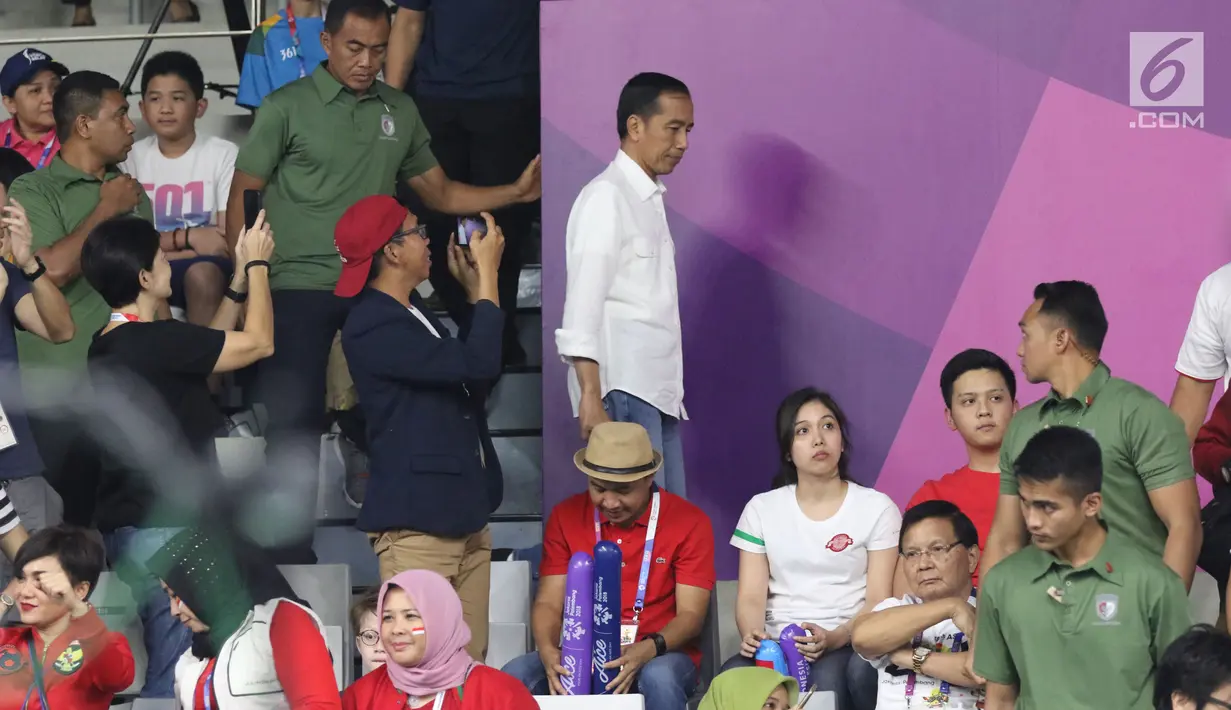 Presiden Jokowi saat tiba untuk menyaksikan Final Bulutangkis Beregu Putra Asian Games 2018 antara Indonesia melawan China di Jakarta, Rabu (22/8). (Liputan6.com/Helmi Fithriansyah)