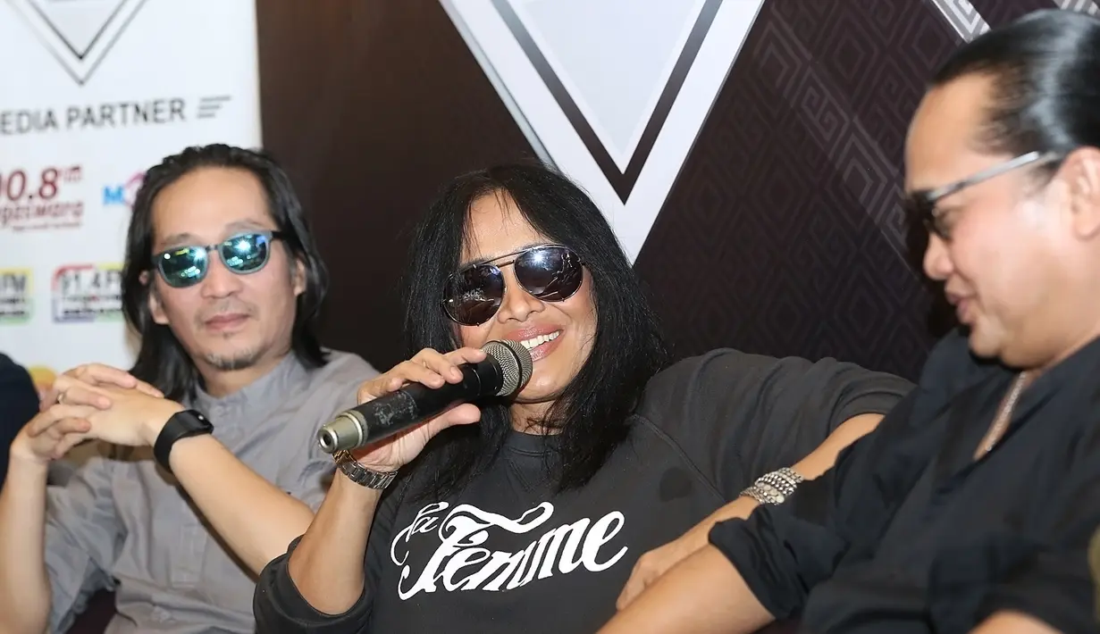 Di panggung Back Story Music Concert 2018 pada 26 Januari 2018, Atiek CB pun akan ikut mengguncang panggung musik yang bertema nostalgia tahun 1980-an. Deddy Dukun, selaku penggagas event lah yang menelpon langsung Atiek CB.  (Bambang E.Ros/Bintang.com)