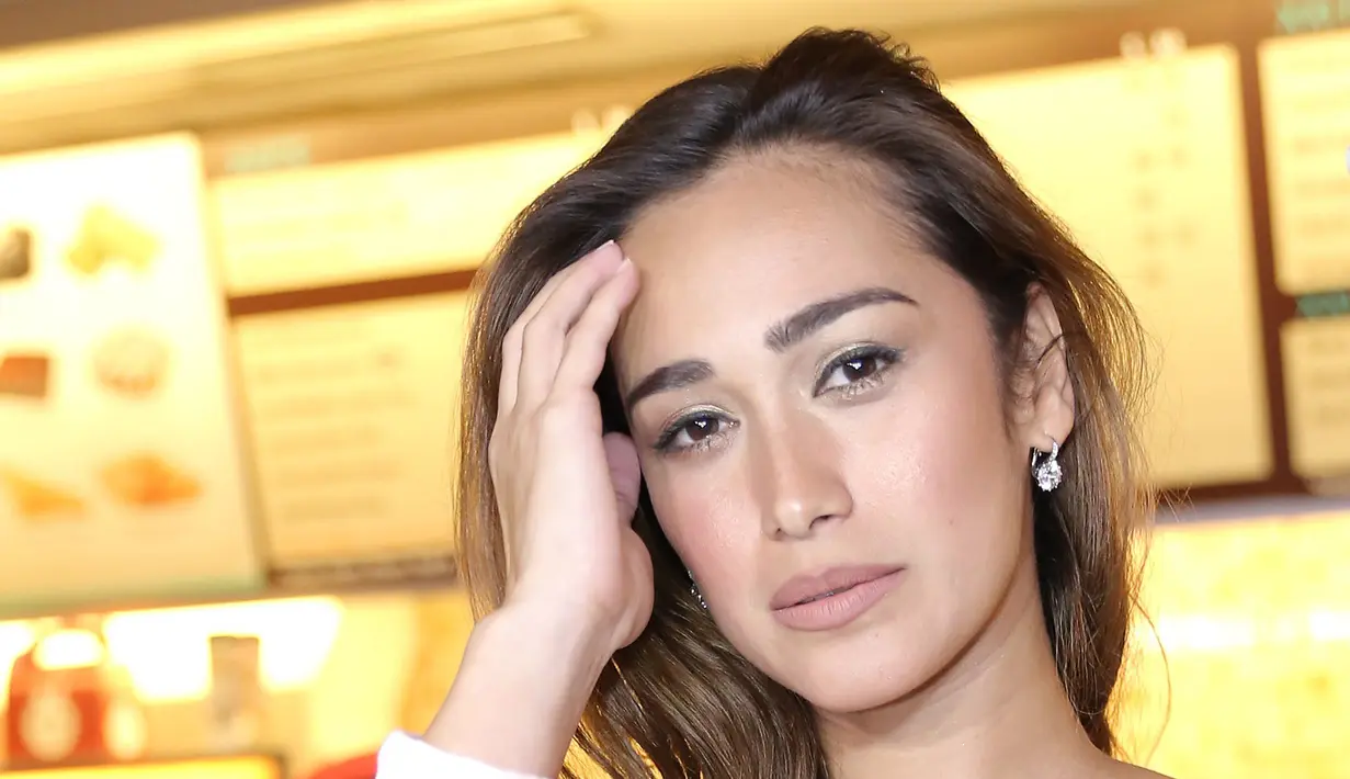 Sebagai ibu baru, ia tengah menikmati keseruan bersama buah hatinya yang kini berusia dua bulan. Meski kurang tidur, ia mengungkapkan saat bersama buah hati merupakan momen yang menyenangkan. (Galih W. Satria/Bintang.com)