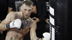 Petarung MMA, Conor McGregor, melakukan latihan terbuka di hadapan media di Las Vegas, Jumat (11/8/2017). McGregor akan bertanding melawan petinju Floyd Mayweather Jr pada  26 Agustus mendatang. (AP/John Locher)