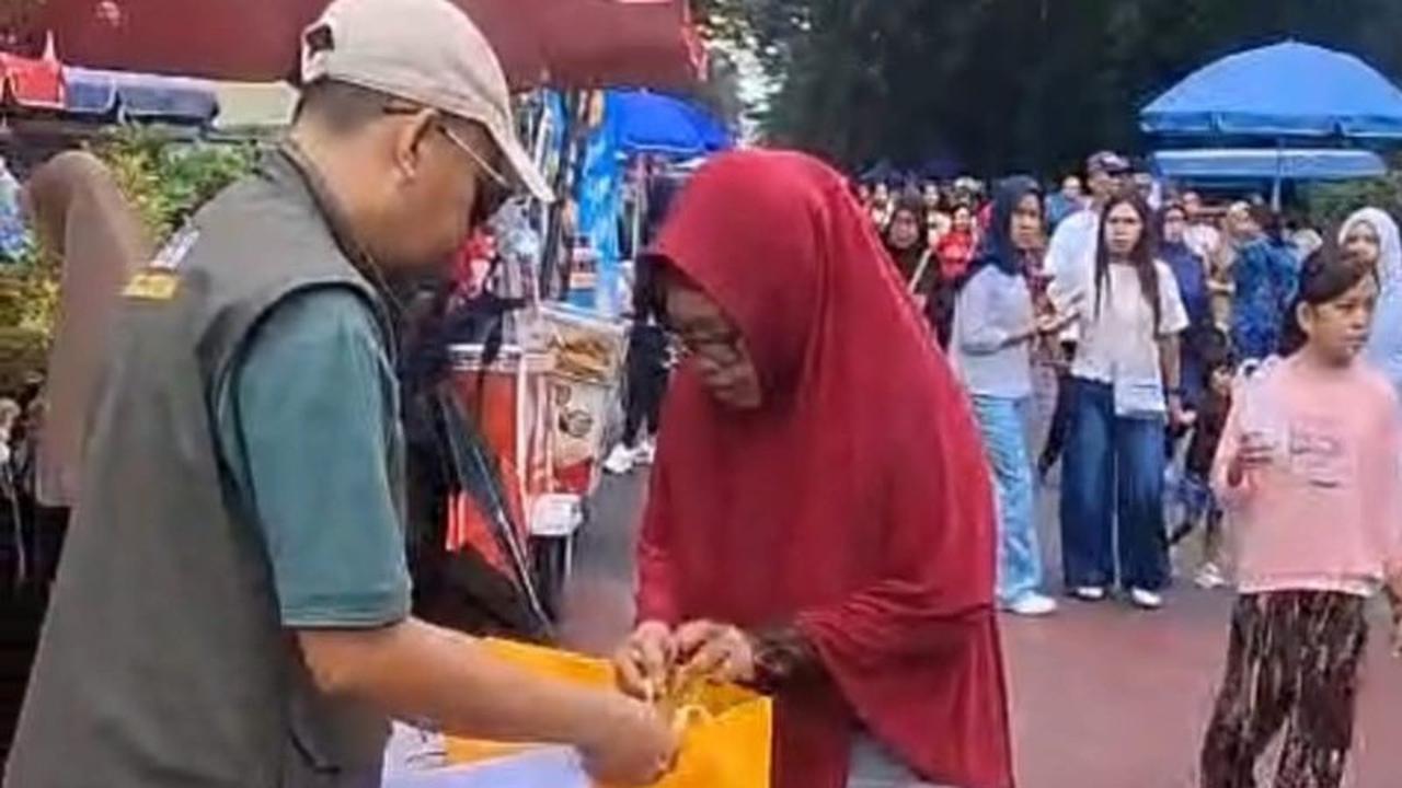 DLH Mataram Bagikan Eco Bag Gratis, Perkuat Larangan Plastik Sekali Pakai di Pasar Tradisional
