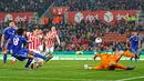 Pemain Loic Remy mencetak gol penyama kedudukan pada babak 16 besar Piala Liga Inggris, Rabu (28/10/2015) dini hari WIB.Chelsea kalah 4-5 lewat penalti. (Reuters / Darren Staples)