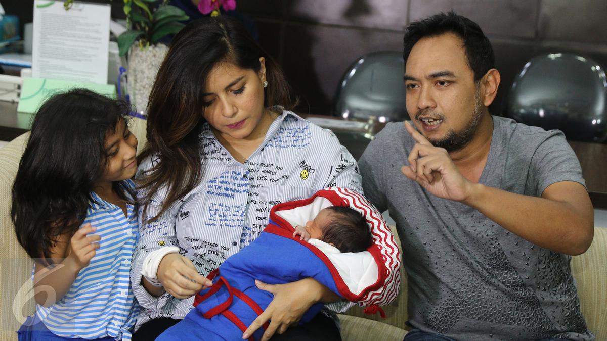 Bebi Romeo Tak Canggung Gendong Bayi Merah - ShowBiz Liputan6.com