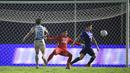 <p>Penjaga gawang&nbsp;PSIS Semarang, Muhammad Adi Satryo (tengah) berusaha menghadang laju dari pemain Persita Tangerang, Ramiro Ezequiel Fergonzi (kanan) dalam pertandingan pekan kedua BRI Liga 1 2023/2024 yang berlangsung di Stadion Indomilk Arena, Tangerang, Sabtu (8/7/2023). (Bola.com/Ikhwan Yanuar)</p>