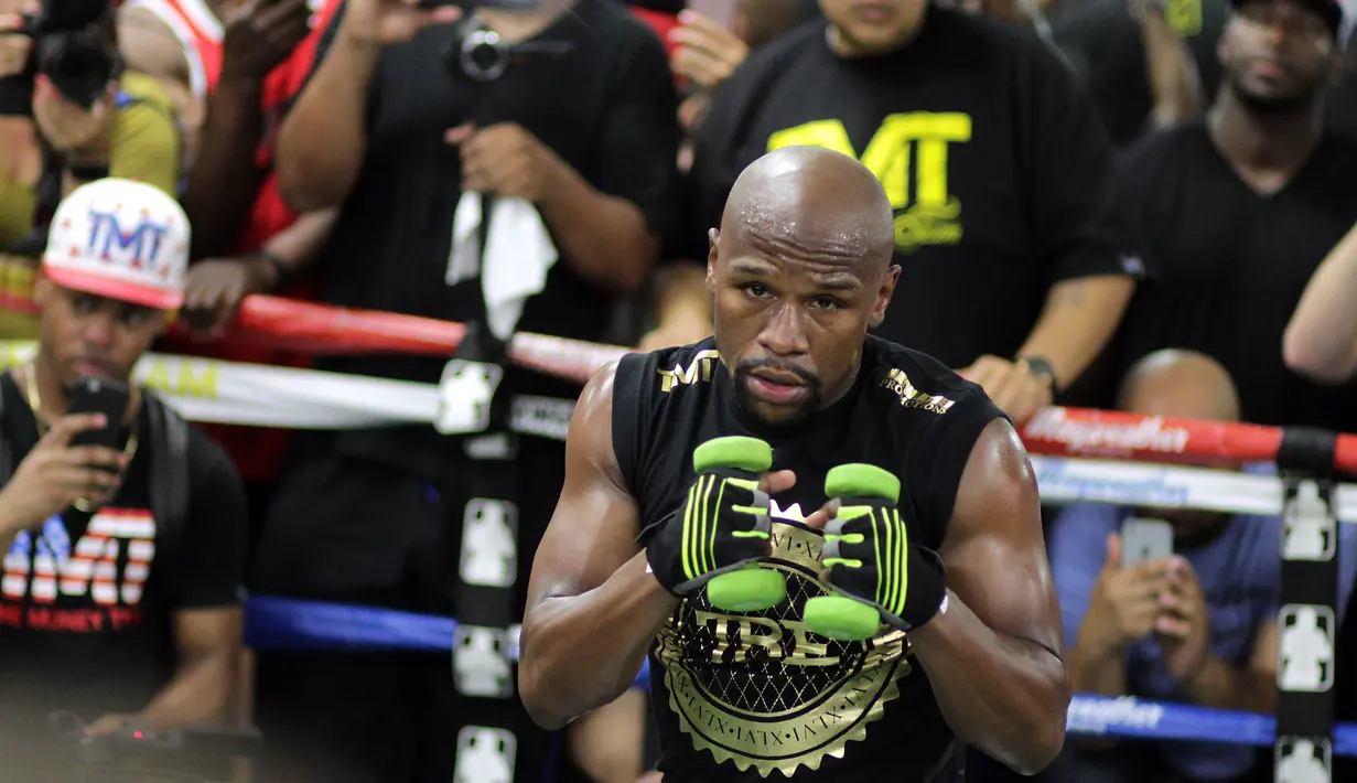 Petinju Floyd Mayweather Jr melakukan latihan di Mayweather Boxing Club, Las Vegas, Nevada (10/8). Pertarungan bertajuk “Fight of the Year” tersebut dijadwalkan bakal berlangsung di T-Mobile Arena, Las Vegas. (AFP Photo/John Gurzinski)