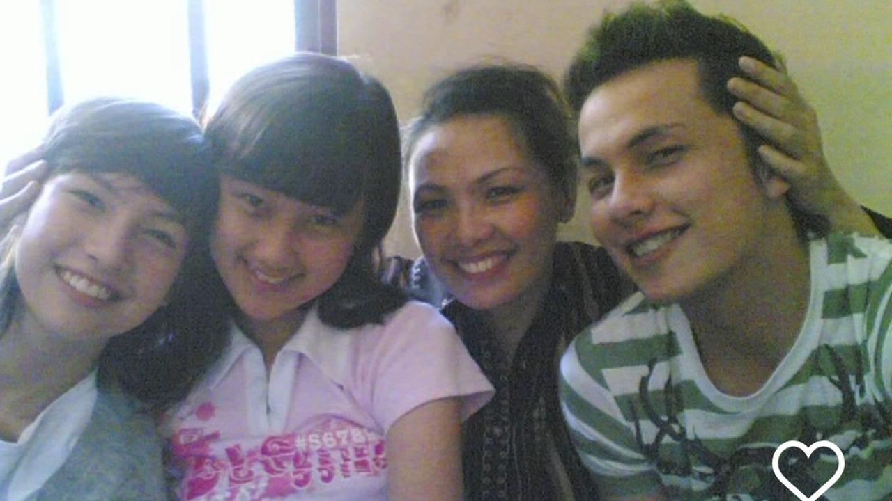 Ibunda Andhika Pratama Bagikan Foto Lawas Bareng Anak-anaknya, Netizen Salfok Ada 'Penampakan' Elea