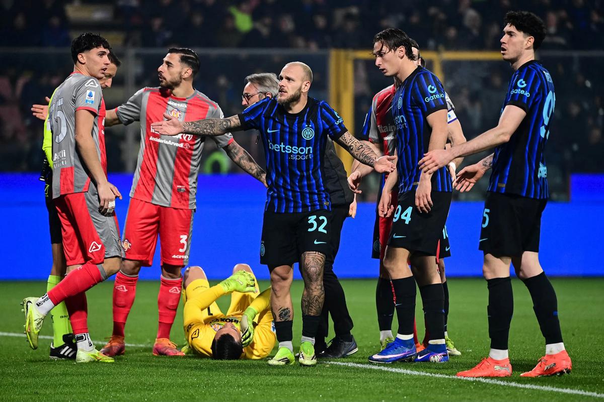 FOTO: Kiper Timnas Indonesia Emil Audero Jadi Korban Insiden Flare di Laga Cremonese Kontra Inter Milan
