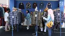 Para pengunjung sibuk memilih produk fashion di ajang Jakcloth Summerfest 2018 di Senayan, Jakarta, Kamis (12/4). Jakcloth Summerfest 2018 menggratiskan pengunjung yang ingin masuk. (Liputan6.com/Angga Yuniar)