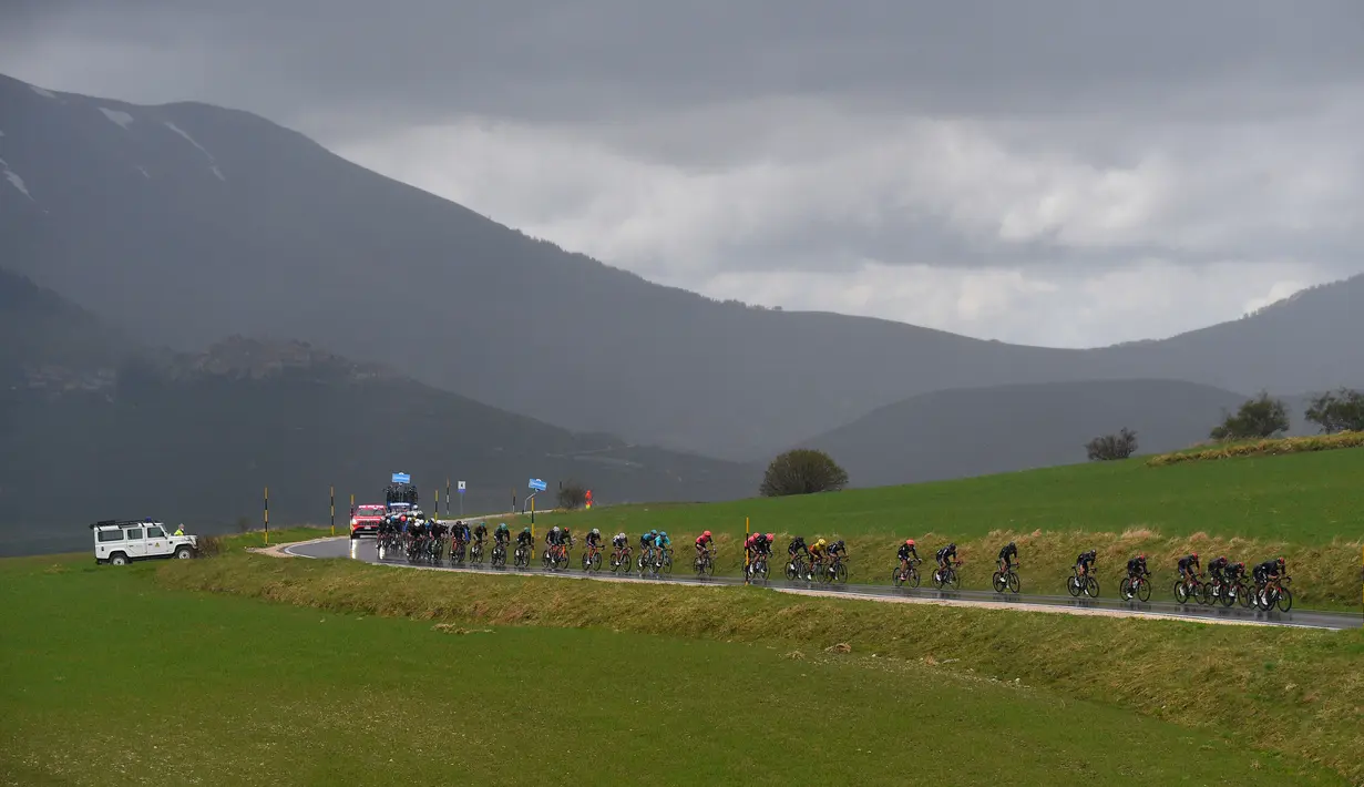 Rombongan pembalap berlomba pada etape ke-6 Tour Balap Sepeda Giro d'Italia 2021 antara Grotte di Frassasi dan Ascoli Piceno (San Giacomo) sejauh 160 km, Kamis (13/5/2021). (AFP/Dario Belingheri)