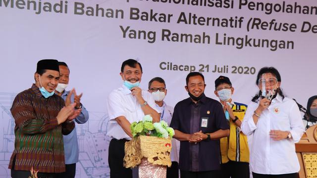 Menko Bidang Kemaritiman dan Investasi, Luhut B Panjaitan meresmikan RDF atau instalasi pengolah sampah jadi bahan bakar di Cilacap, Jawa Tengah. (Foto: Liputan6.com/Kominfo Cilacap)