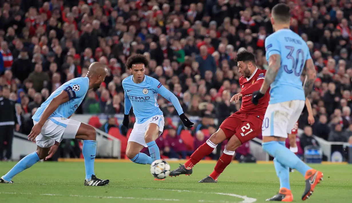 Pemain Liverpool Alex Oxlade-Chamberlain melakukan tembakan yang menciptakan gol kedua untuk timnnya saat melawan Manchester City dalam pertandingan Liga Champions di Anfield, Liverpool (4/4). (Peter Byrne/PA via AP)