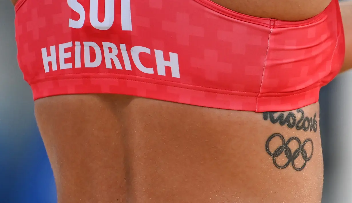 Joana Heidrich - Pemain voli pantai wanita Swiss Joana Heidrich memiliki tato bertuliskan Rio 2016 di sisi tulang rusuknya. Tato tersebut sebagai tanda Olimpiade pertama yang ia ikuti sepanjang kariernya. (Foto/AFP/Angea Weiss)