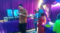 Kondangan ke Rumah Warga, Ahok Nikmati Makan Siang Enak 