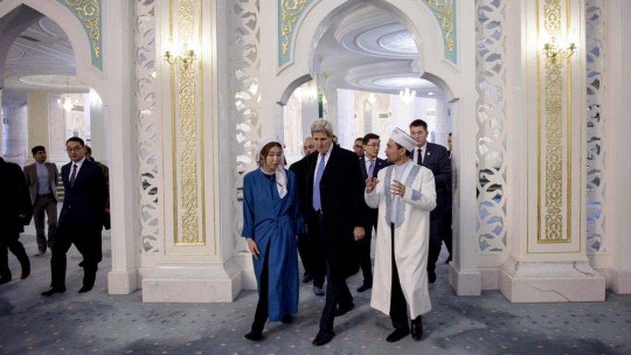 Menlu AS John Kerry berkunjung ke masjid pakai sepatu