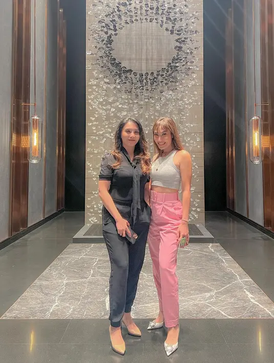 Paduan outfit sederhana dengan permainan warna jadi kunci tampilan yang menarik mudah diadaptasi. Kombinasi top dan bernuansa pink, menampilkan kesan seru untuk dicoba. [Foto: Instagram/ AyuDewi]