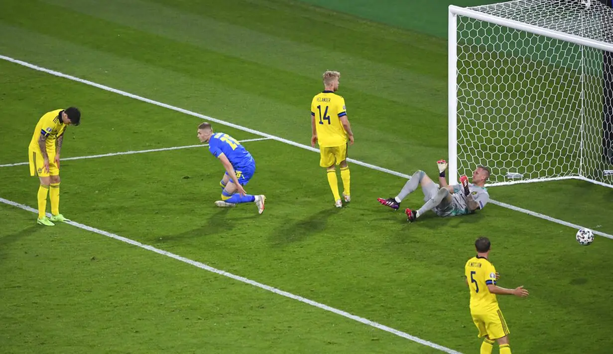 Pemain Ukraina Artem Dovbyk (tengah) mencetak gol ke gawang Swedia pada pertandingan babak 16 besar Euro 2020 di Stadion Hampden Park, Glasgow, Selasa (29/6/2021). Ukraina menang 2-1. (AP Photo/Andy Buchanan, Pool)