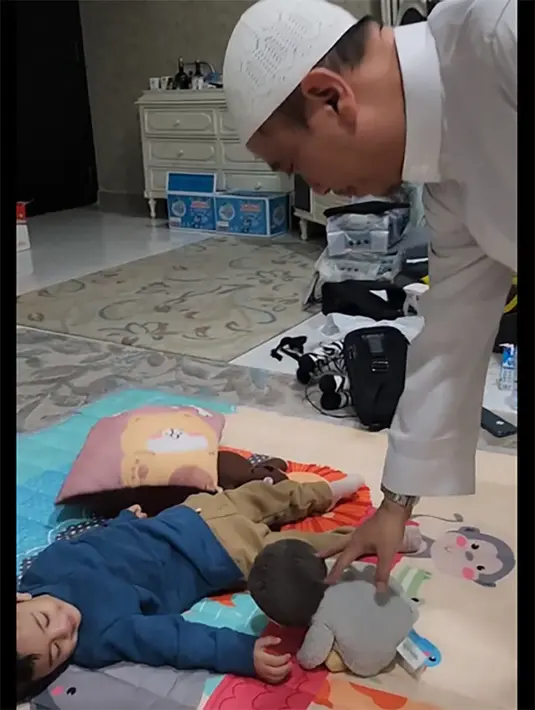 Bebi juga membagikan video pelantun lagu Tombo Ati itu bermain dengan anak pertamanya, Maulana Muhammad Hasan Abdullah El Firdaus. [Instagram/bebi.silvana]