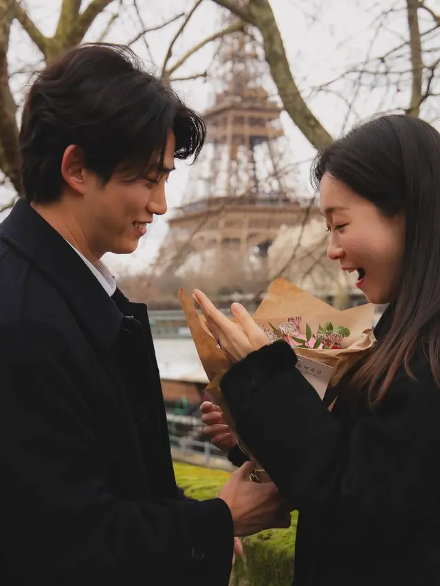 Potret Taecyeon 2PM Diduga Telah Lamar Kekasih di Paris Tahun Lalu Ini Viral (credit: instagram/thebestphotoparis)