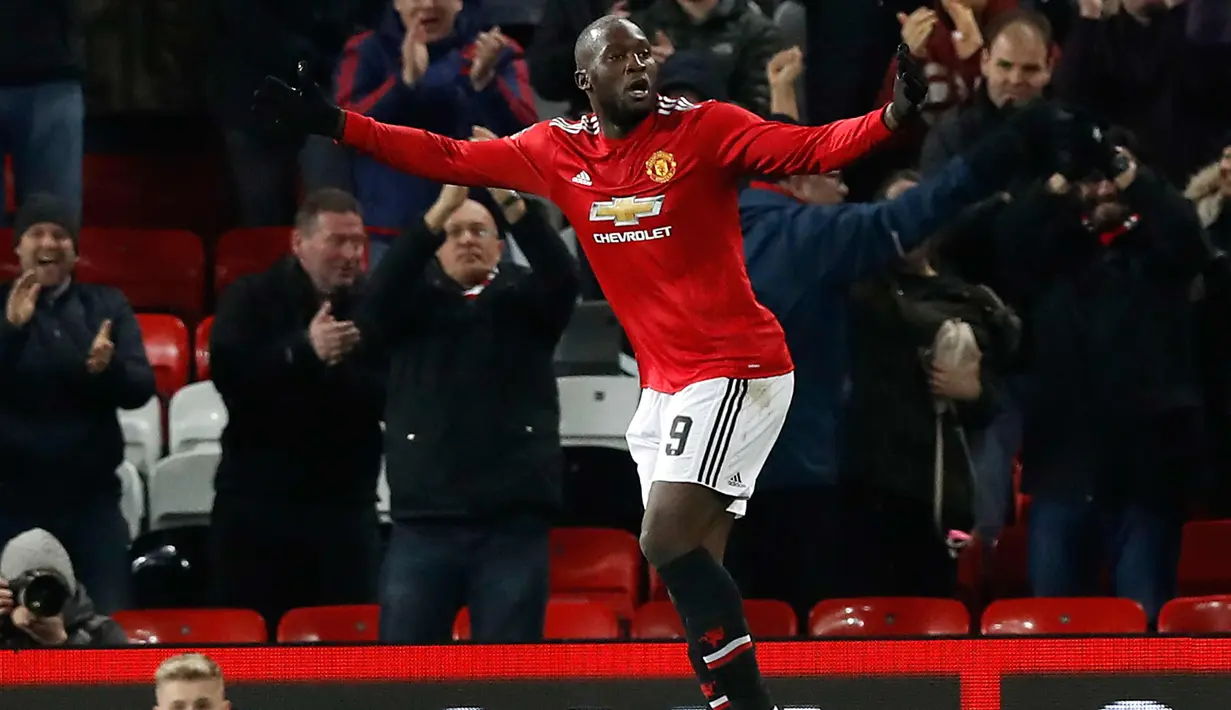 Penyerang Manchester United, Romelu Lukaku melakukan selebrasi usai mencetak gol ke gawang Derby County pada babak tiga Piala FA di Old Trafford, Inggris (5/1). MU menang 2-0 atas Derby County. (Martin Rickett/PA via AP)