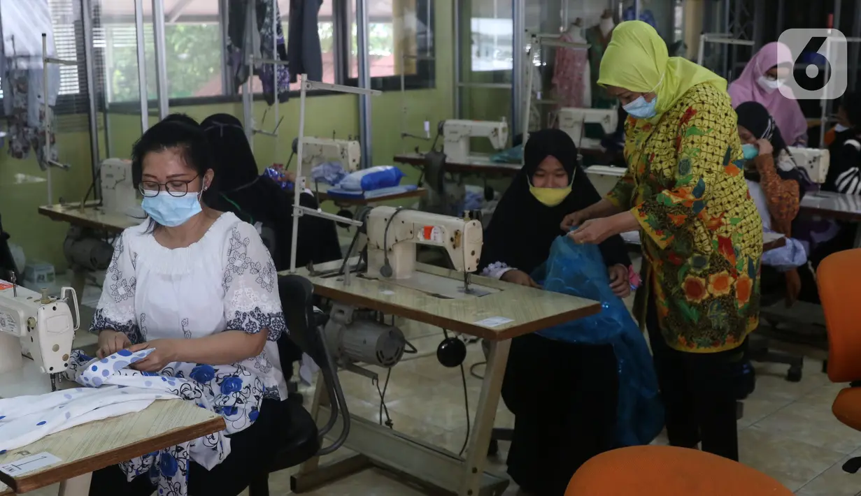 Peserta mengikuti pelatihan tata boga dan tata busana di Pusat Pelatihan Kerja Daerah (PPKD) Jakarta Pusat, Senin (14/12/2020). Dengan pelatihan ini diharapkan mereka dapat membuka usaha agar mendapat penghasilan hingga membuka lapangan kerja di tengah pandemi Covid-19. (Liputan6.com/Angga Yuniar)