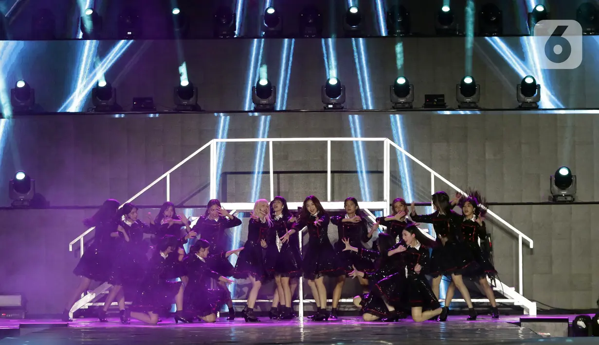 Kelompok penyanyi JKT48 saat tampil di panggung JISPHORIA yang digelar di Jakarta International Stadium (JIS), Sabtu (1/10/2022). JKT48 tampil enerjik membawakan sejumlah lagu untuk memuaskan dahaga penggemarnya. (Liputan6.com/Helmi Fithriansyah)