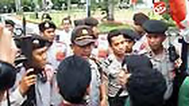Ricuh, Unjuk Rasa Mahasiswa di Makassar