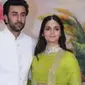 Penggemar heboh, Alia Bhatt datang ke prnikahan Sonam Kapoor dengan digandeng oleh Ranbir Kapoor (NDTV)