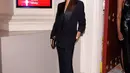Lagi, potret Victoria Beckham dalam balutan busana serba hitam. Blazer dan celana panjang hitam, dipadu dengan pointed heels dan ia menenteng clutch yang menambah nuansa elegan dalam penampilannya secara keseluruhan. [Foto: Instagram/victoriabeckham]