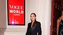 Lagi, potret Victoria Beckham dalam balutan busana serba hitam. Blazer dan celana panjang hitam, dipadu dengan pointed heels dan ia menenteng clutch yang menambah nuansa elegan dalam penampilannya secara keseluruhan. [Foto: Instagram/victoriabeckham]