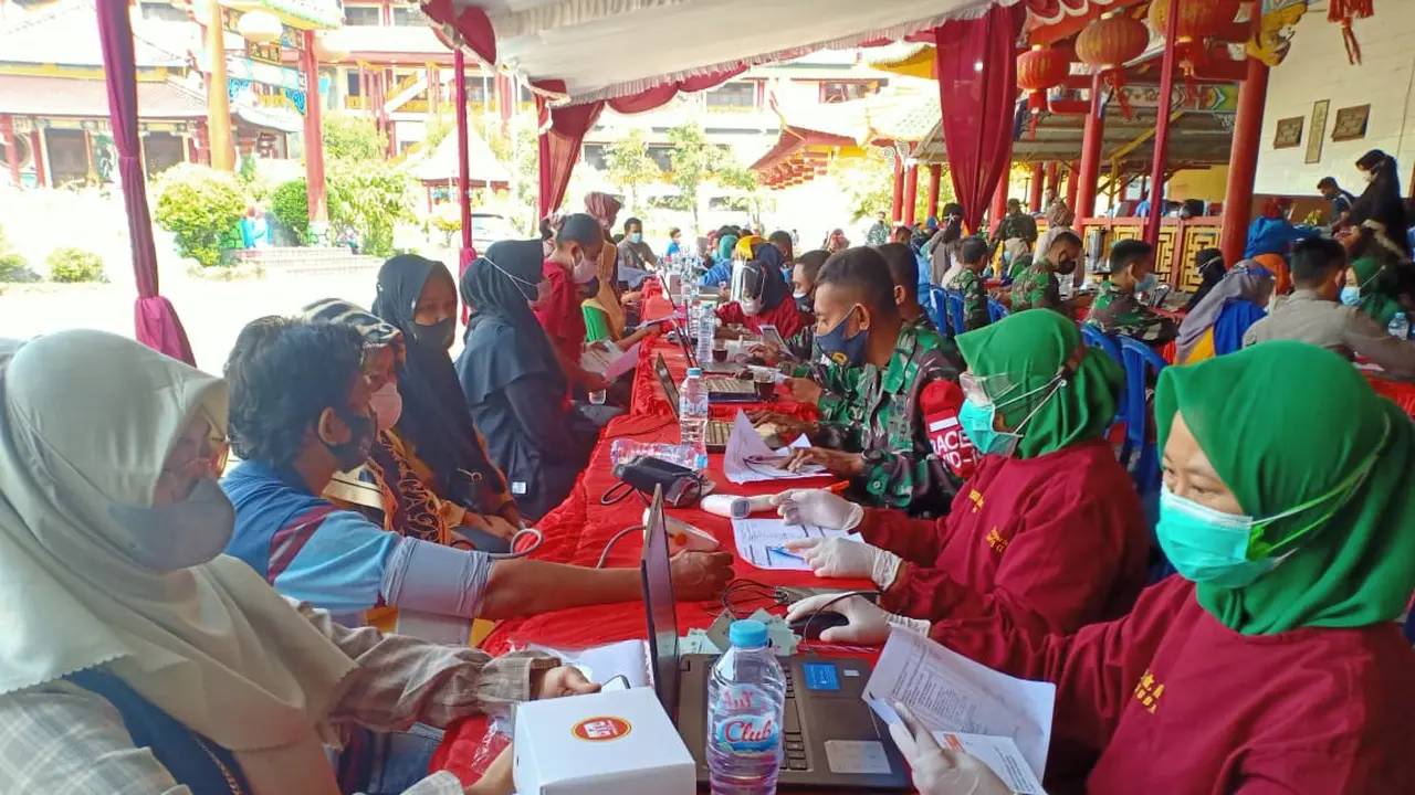 Vaksinasi Covid-19 di Tuban. (Ahmad Adirin/Liputan6.com)