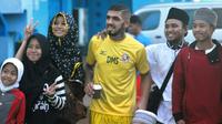 Pemain Semen Padang, Dieo Messias diburu warga Malang di Stadion Kanjuruhan, Kamis (30/6/2016). (Bola.com/Iwan Setiawan)
