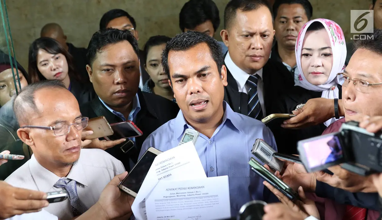 Juru bicara Advokat Peduli Kebangsaan mewakili Wapres Jusuf Kalla memberi keterangan di Bareskrim Polri, Jakarta, Senin (29/5). Mereka melaporkan Silfester Matutina atas dugaan pencemaran nama baik dan fitnah terhadap JK. (Liputan6.com/Immanuel Antonius)