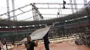 Pekerja membongkar penutup rumput (grass cover) usai konser One Direction di Stadion Utama Gelora Bung Karno (SUGBK), Jakarta, Kamis (26/3/2015). Lapangan SUGBK akan dipersiapkan untuk Pra-Piala Asia U-23. (Liputan6.com/Helmi Afandi)