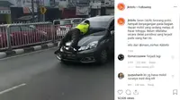 Seorang polisi nampak berpegangan pada bagian depan mobil yang sedang melaju di Pasar Minggu. (Instagram @jktinfo)