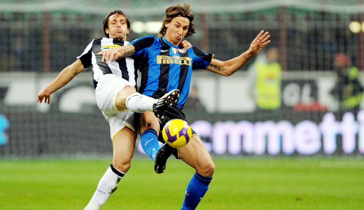 Zlatan Ibrahimovic masuk dalam daftar pemain yang membelot ke Inter Milan saat Juventus turun kasta akibat skandal calciopoli. Tidak hanya membela Inter Milan, pemain Swedia ini juga berseragam AC Milan, yang notabene rival sekota. (AFP/Giuseppe Cacace)