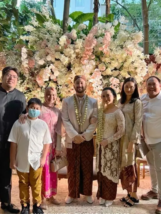 Acara pernikahan Rachel Amanda dihadiri keluarga dan teman terdekat. [instagram/karinamecca]