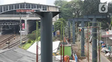 Pekerja sedang menyelesaikan pembangunan Skywalk di hatle transjakarta  koridor 8 di kawasan Kebayoran lama, Jakarta, Rabu (24/8/2022). Pengerjaan skywalk sepanjang 500 meter  akan di hubungkan ke halte transjakarta koridor 8, koridor 13 dan stasiun kebayoran yang berlangsung sejak Maret 2022 yang di targetkan akan rampung pada bulan oktober 2022, saat ini sudah mencapai 30 persen. (Liputan6.com/Herman Zakharia)