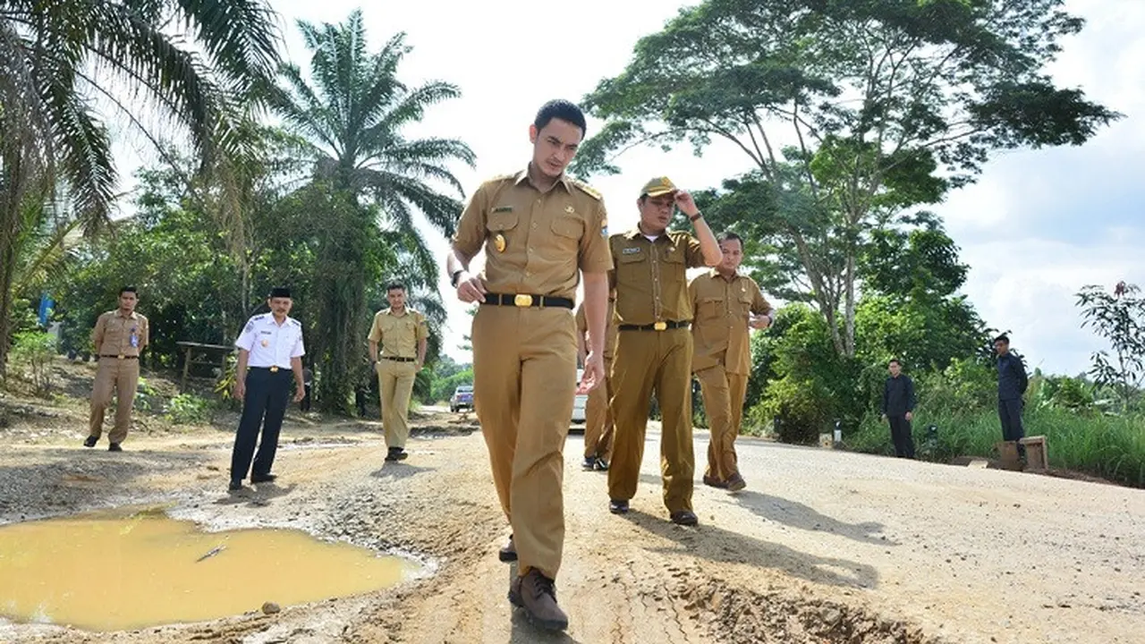 Zumi Zola Tinjau Jalan Rusak